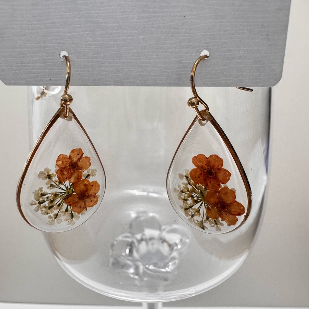 Resin and Dried flower Teardrop Shape Earrings Gold tone New